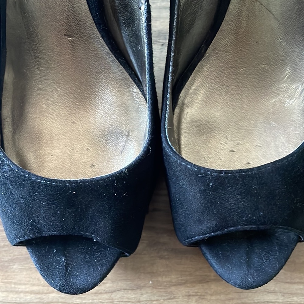 Black suede Pelle Moda 6.5 peep toe pump - Picture 4 of 6